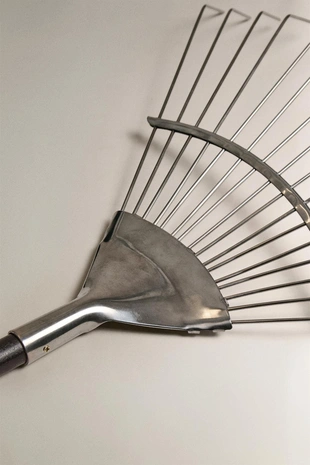 Грабли для сада с деревянной ручкой- Заказать в России