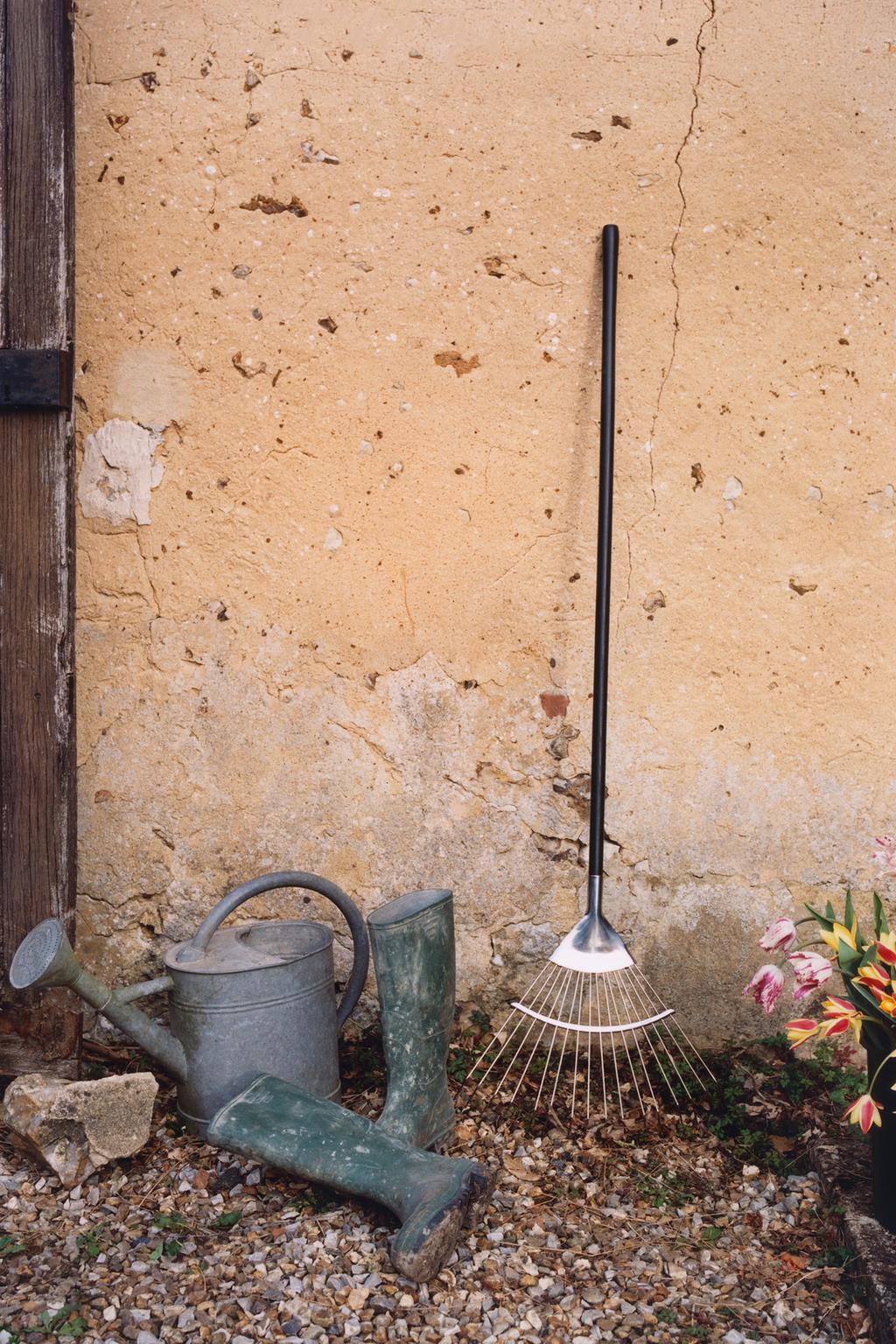 Грабли для сада с деревянной ручкой