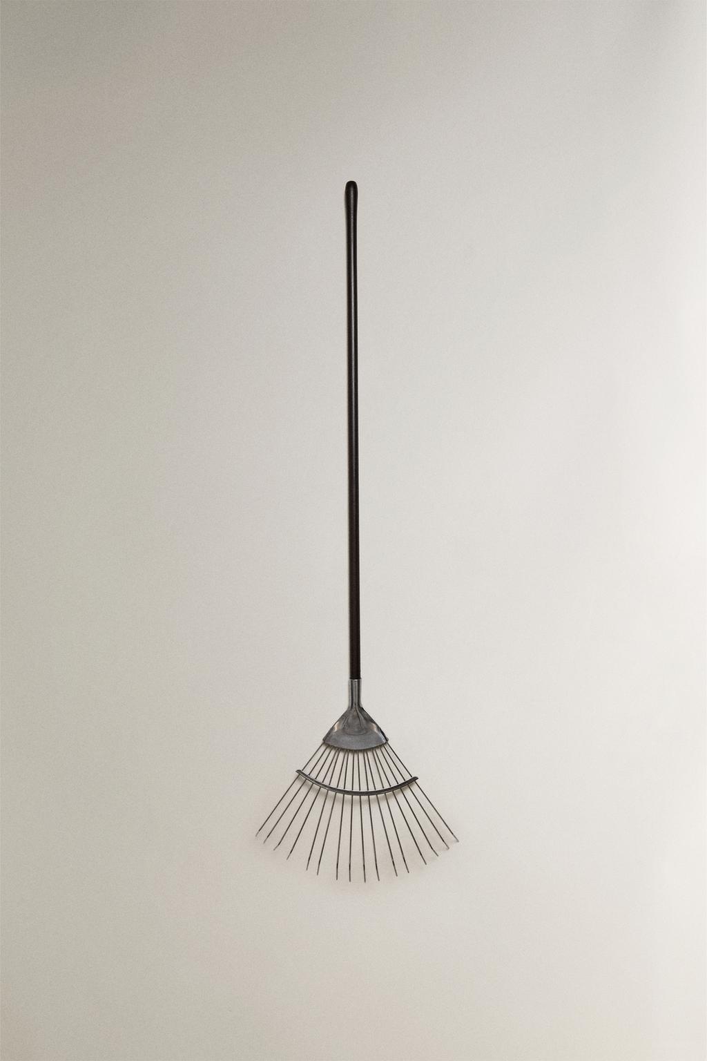 Грабли для сада с деревянной ручкой