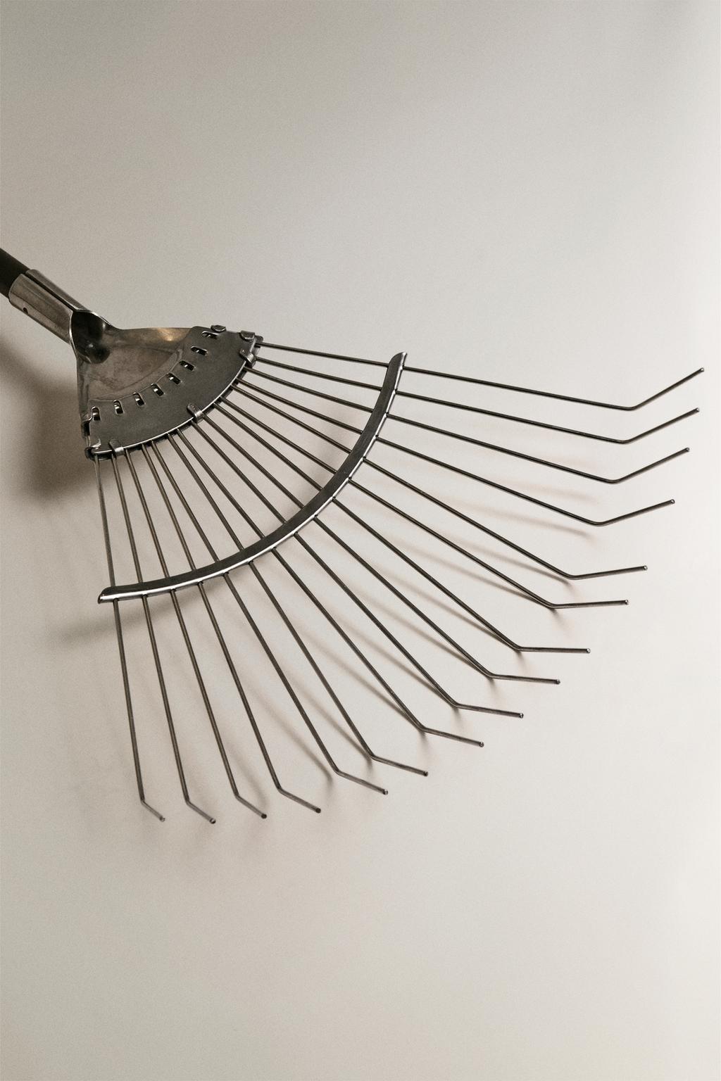 Грабли для сада с деревянной ручкой