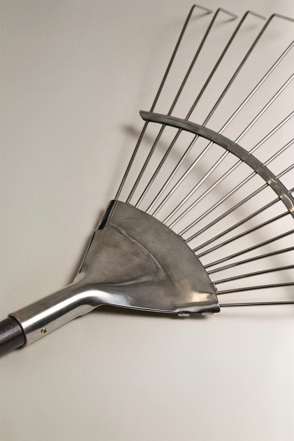 Грабли для сада с деревянной ручкой