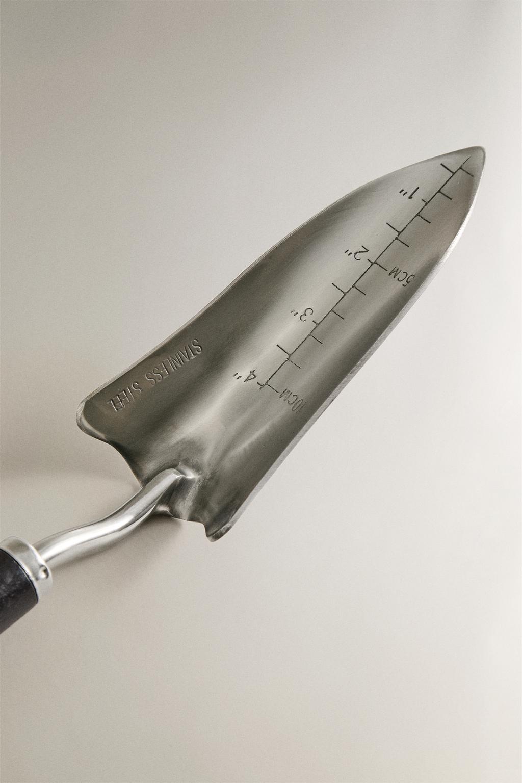 Маленькая садовая лопата