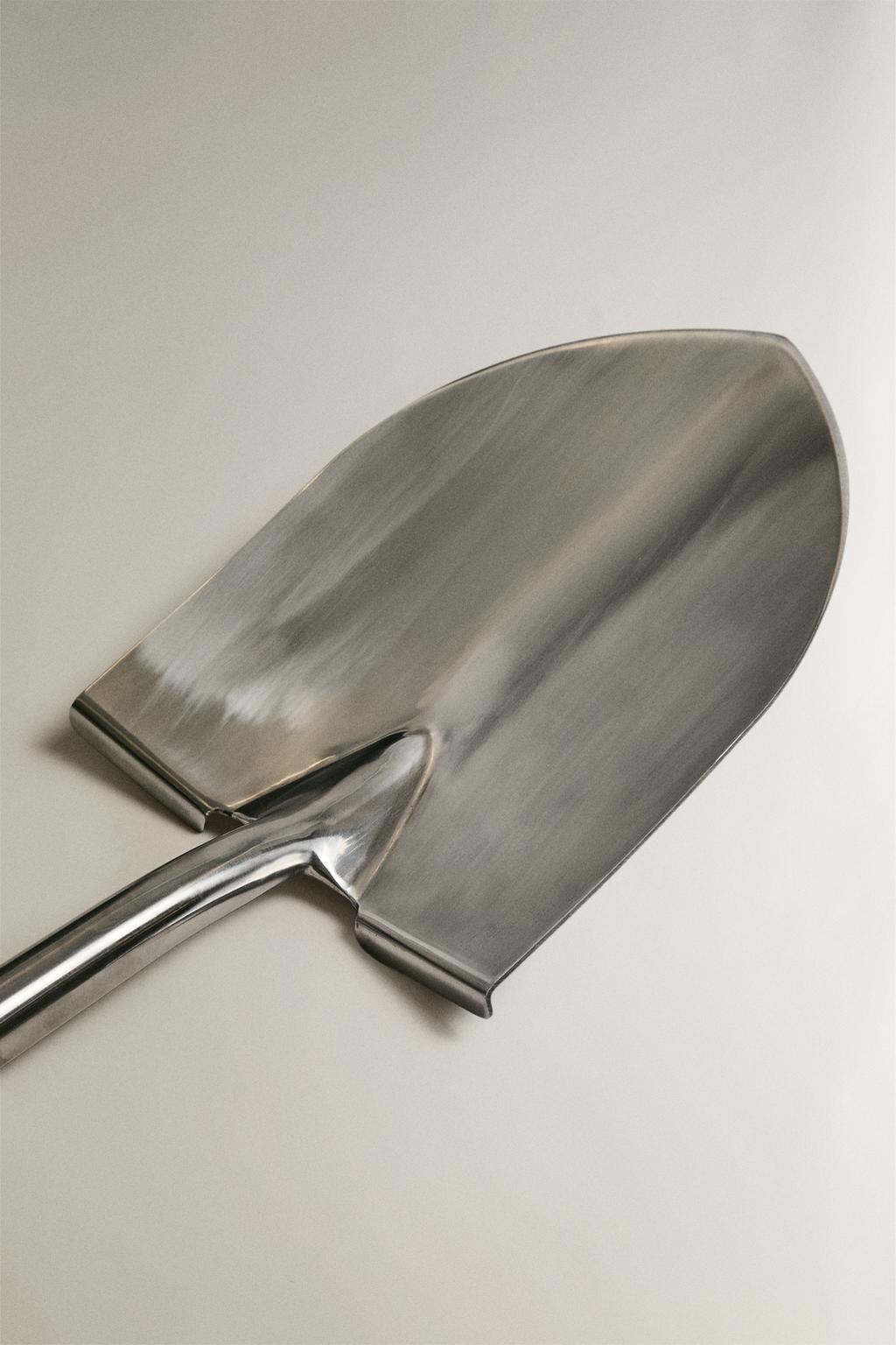 Большая садовая лопата