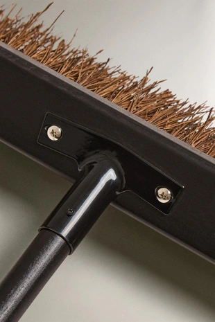 Садовая метла с деревянной ручкой- Заказать в России