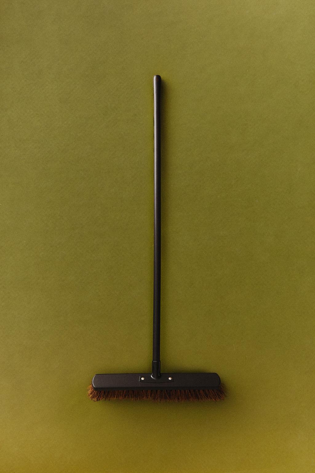 Садовая метла с деревянной ручкой