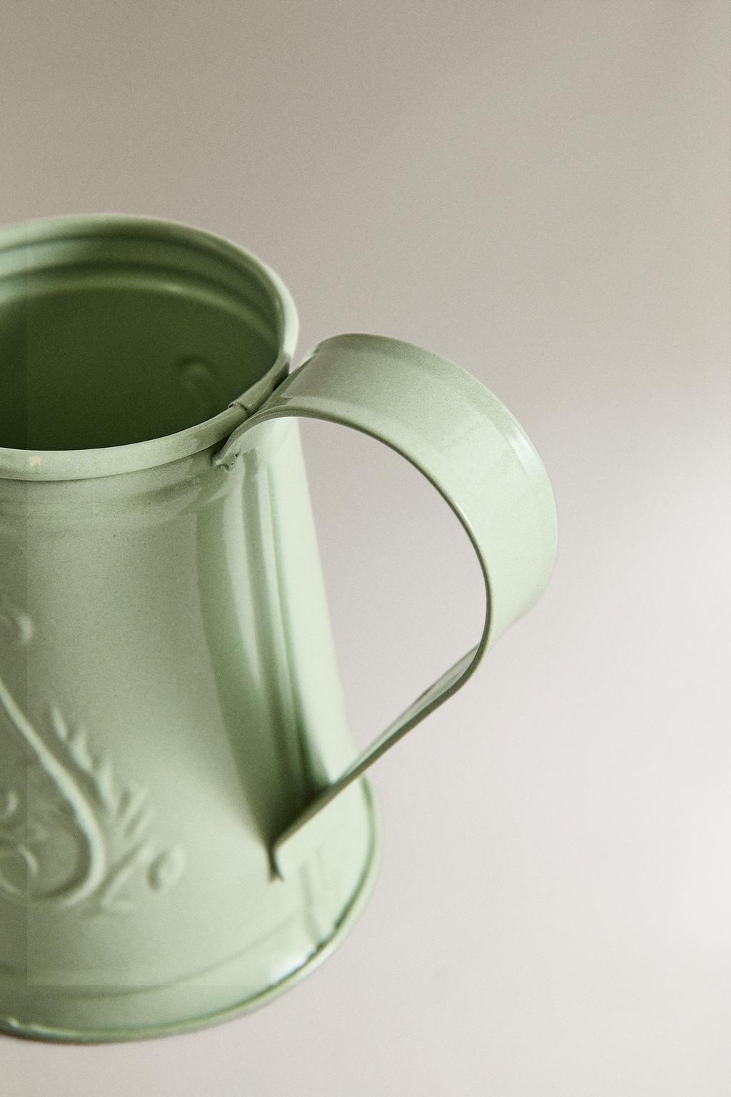 Садовый поливальщик из стали