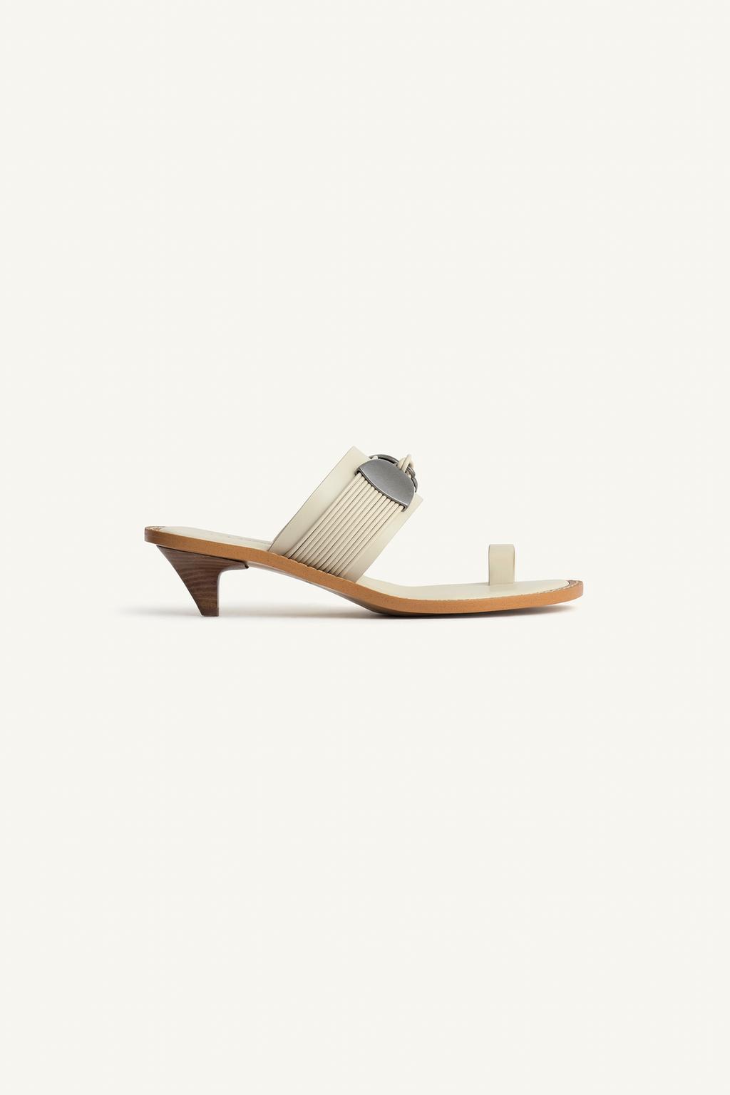 Кожаные босоножки с широким ремешком и узлом 16