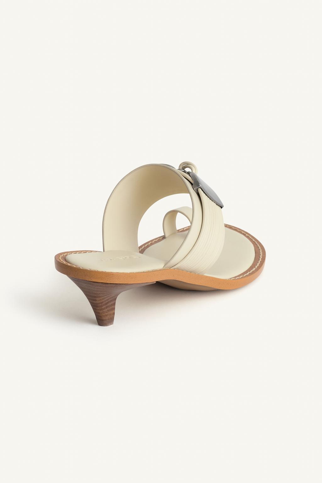 Кожаные босоножки с широким ремешком и узлом 16