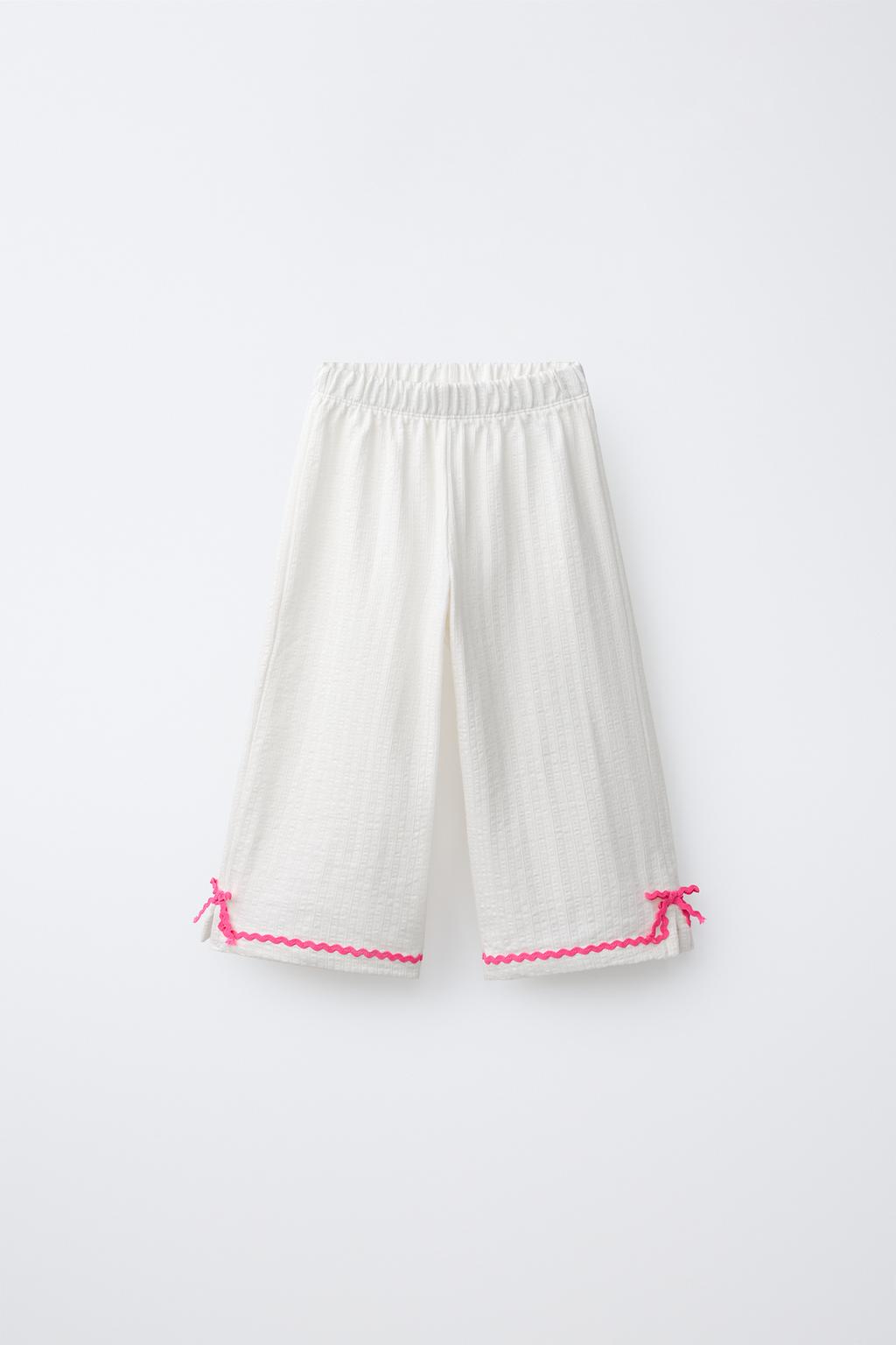 БРЮКИ-КЮЛОТЫ ИЗ РЕЛЬЕФНОЙ ТКАНИ С КОНТРАСТНЫМИ ВОЛНАМИ