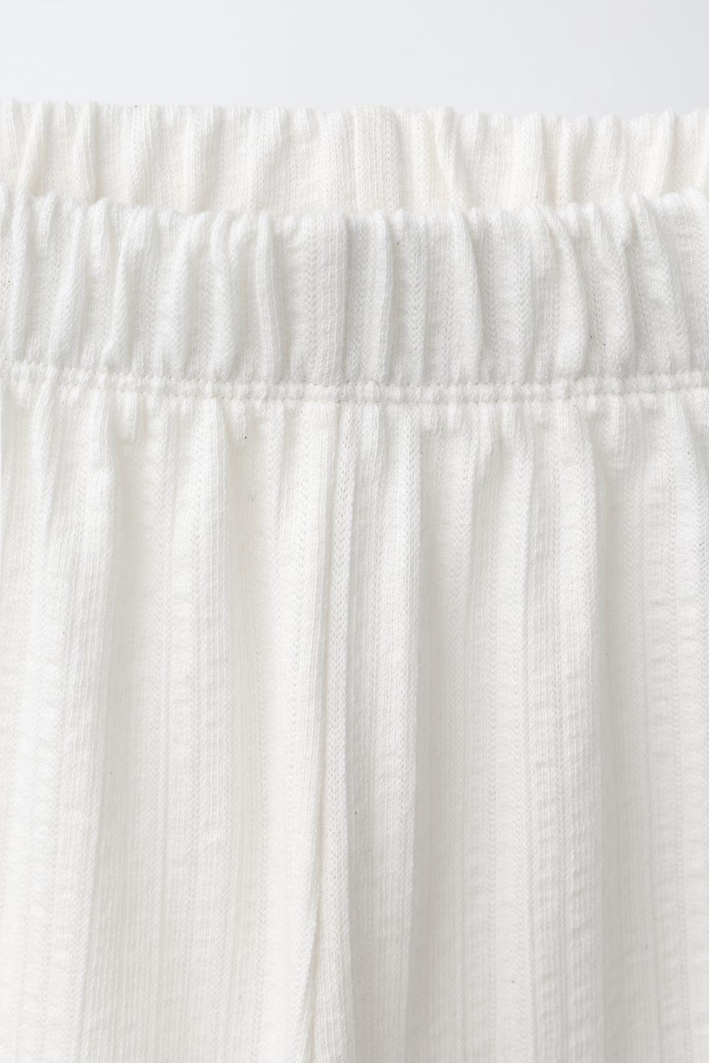 БРЮКИ-КЮЛОТЫ ИЗ РЕЛЬЕФНОЙ ТКАНИ С КОНТРАСТНЫМИ ВОЛНАМИ