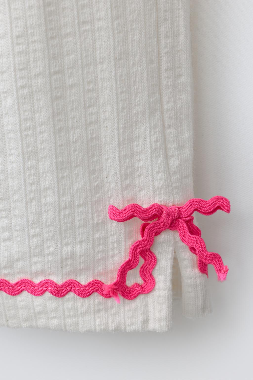 БРЮКИ-КЮЛОТЫ ИЗ РЕЛЬЕФНОЙ ТКАНИ С КОНТРАСТНЫМИ ВОЛНАМИ