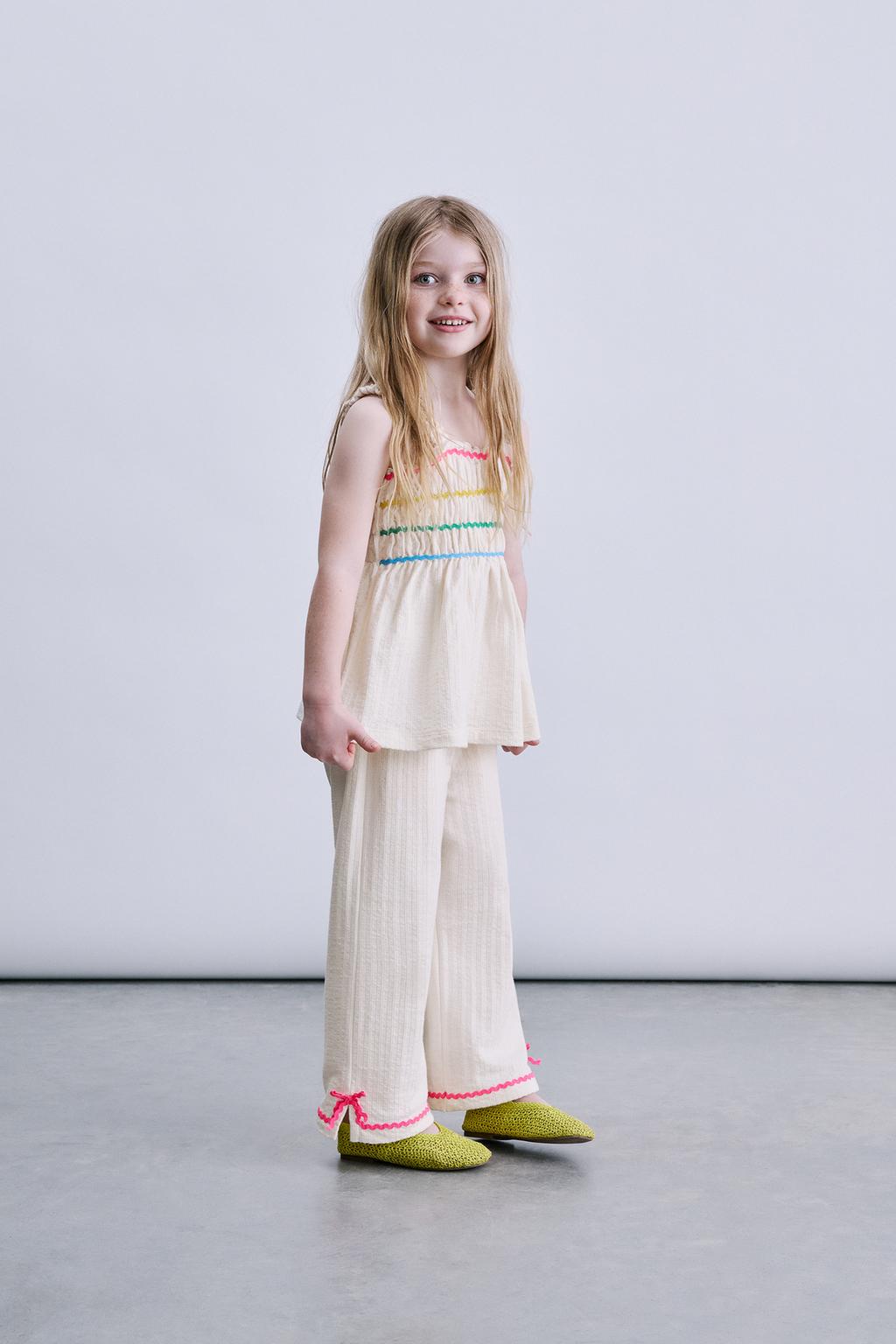 БРЮКИ-КЮЛОТЫ ИЗ РЕЛЬЕФНОЙ ТКАНИ С КОНТРАСТНЫМИ ВОЛНАМИ