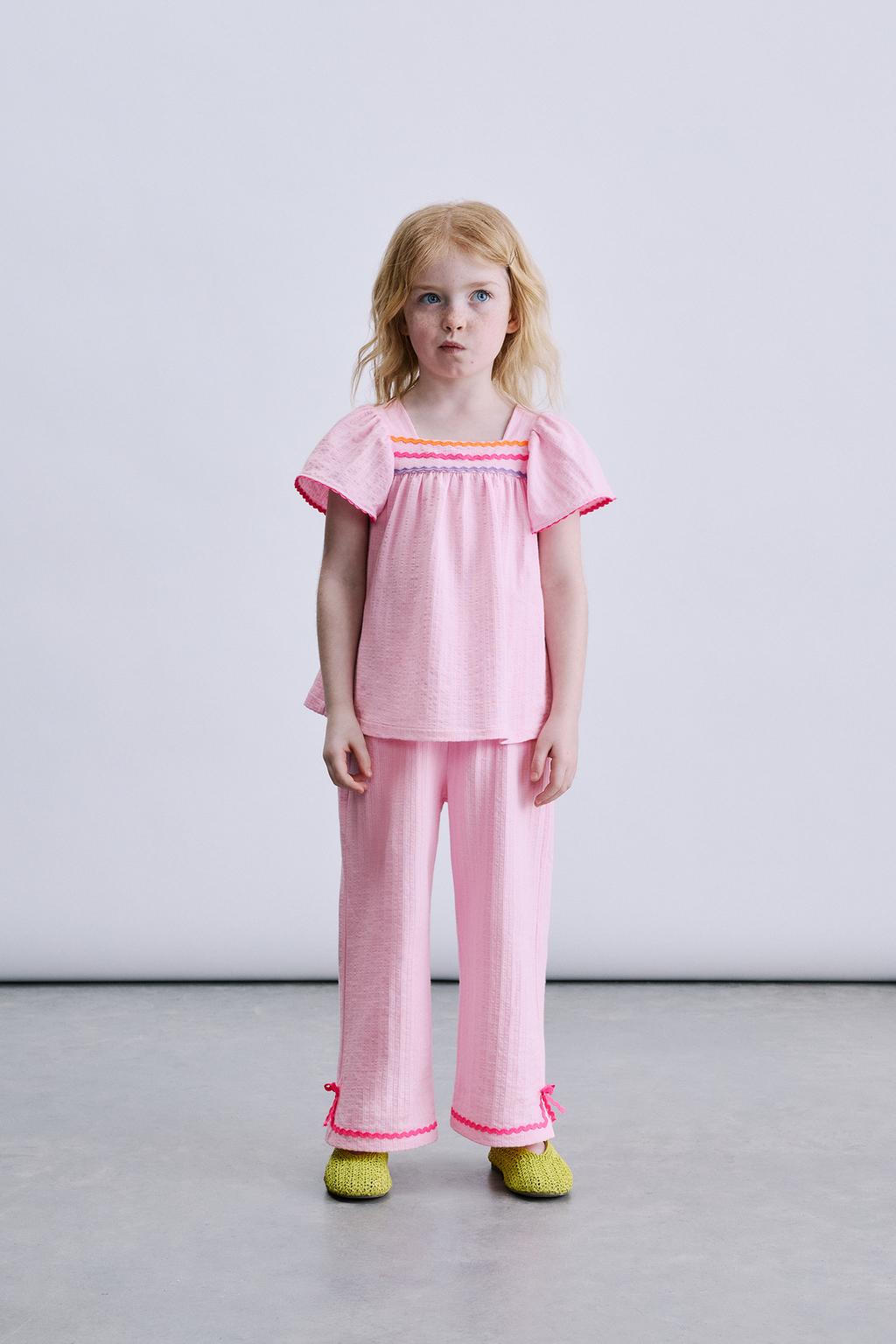 БРЮКИ-КЮЛОТЫ ИЗ РЕЛЬЕФНОЙ ТКАНИ С КОНТРАСТНЫМИ ВОЛНАМИ