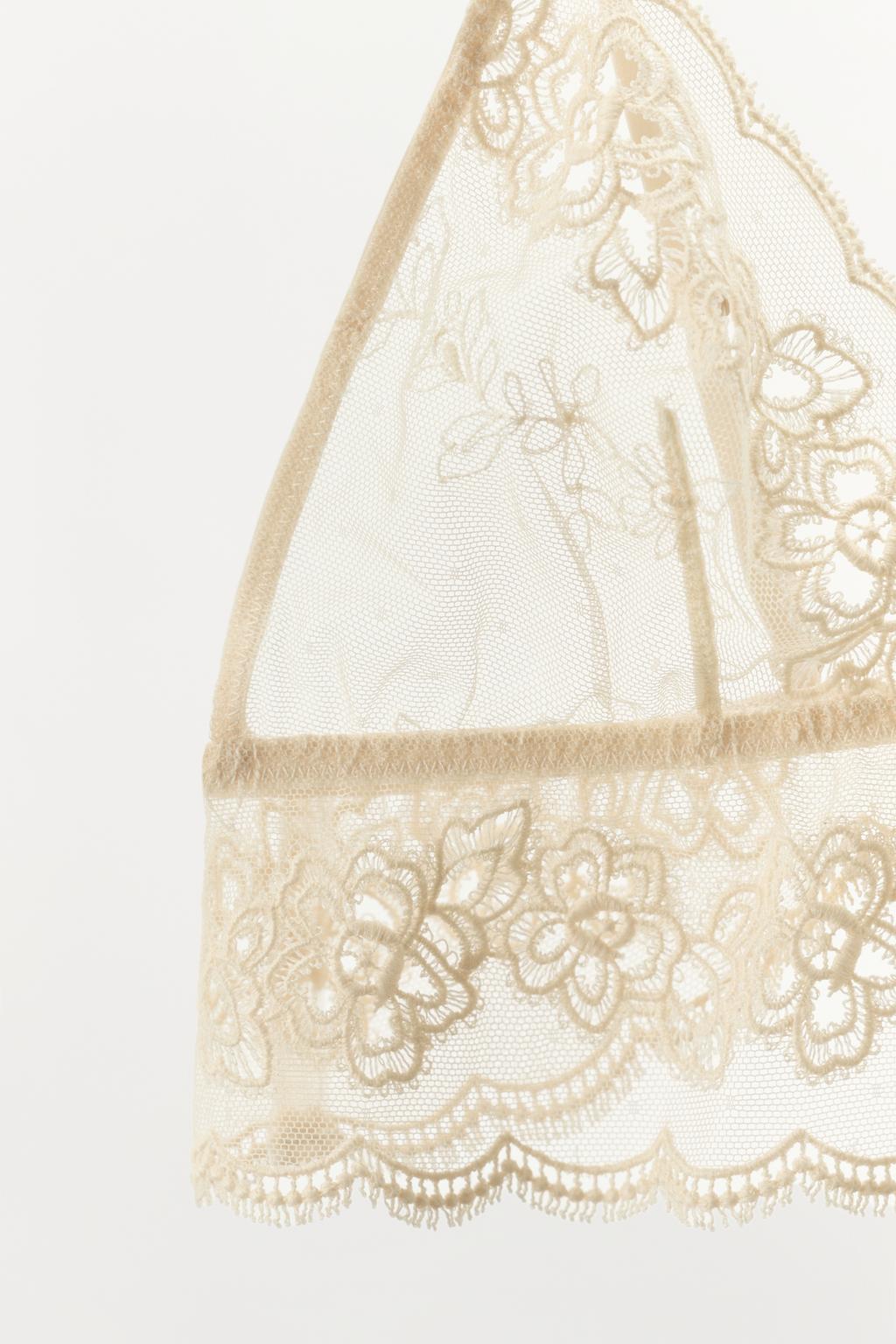 БЮСТГАЛЬТЕР ИЗ СЕТЧАТОЙ ТКАНИ С ТРЕУГОЛЬНЫМИ ЧАШКАМИ И КРУЖЕВОМ