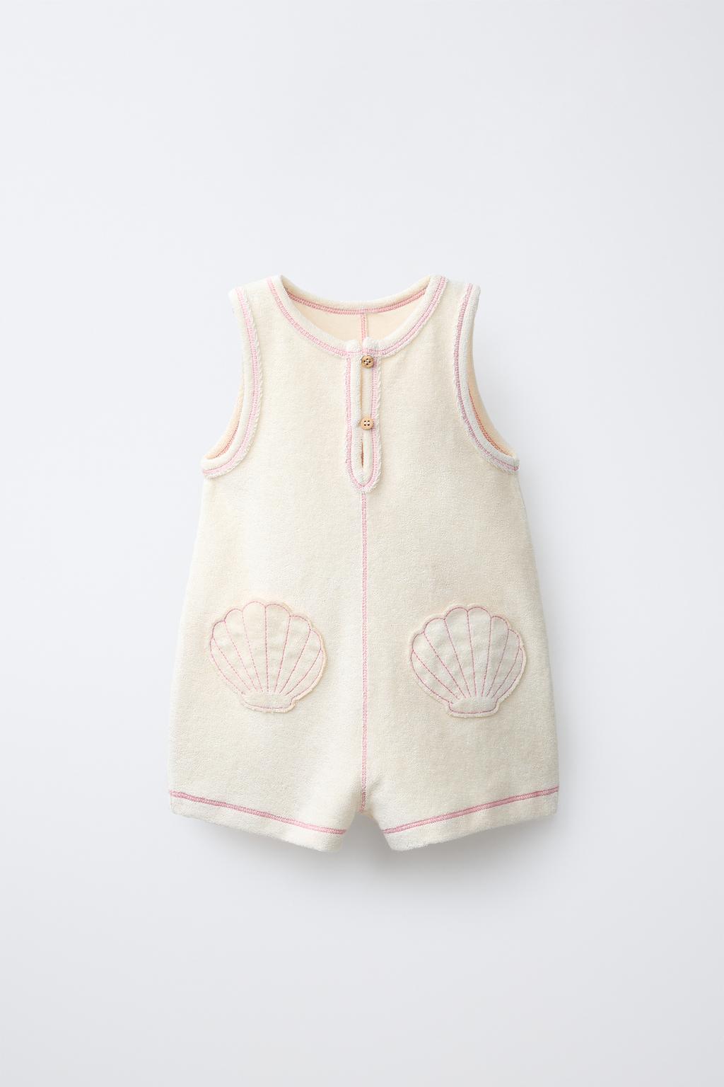 КОРОТКИЙ КОМБИНЕЗОН ИЗ МАХРОВОЙ ТКАНИ С КАРМАНАМИ-РАКУШКАМИ