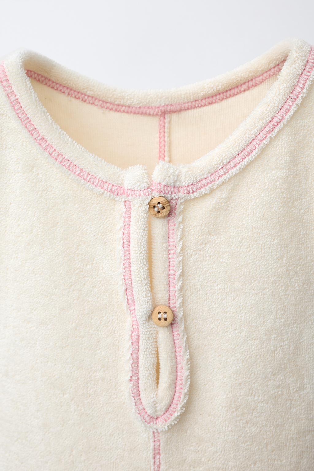 КОРОТКИЙ КОМБИНЕЗОН ИЗ МАХРОВОЙ ТКАНИ С КАРМАНАМИ-РАКУШКАМИ