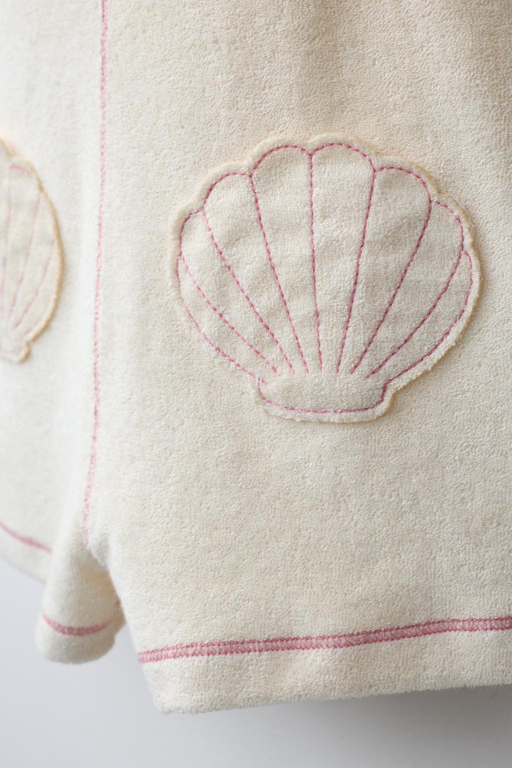 КОРОТКИЙ КОМБИНЕЗОН ИЗ МАХРОВОЙ ТКАНИ С КАРМАНАМИ-РАКУШКАМИ