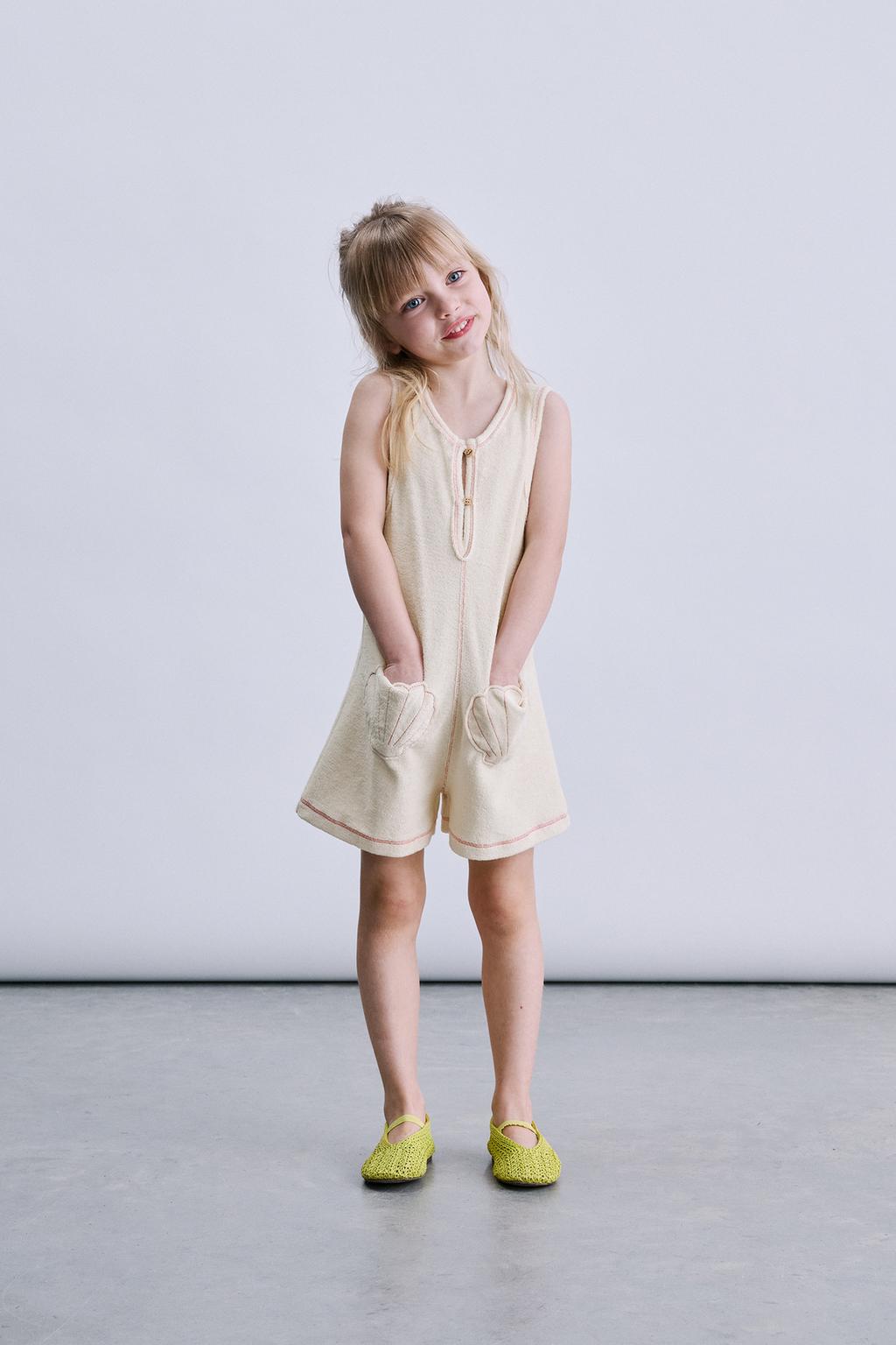 КОРОТКИЙ КОМБИНЕЗОН ИЗ МАХРОВОЙ ТКАНИ С КАРМАНАМИ-РАКУШКАМИ