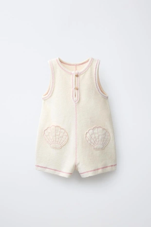 Короткий комбинезон из махровой ткани с карманами-ракушками