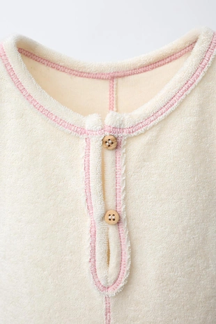 Короткий комбинезон из махровой ткани с карманами-ракушками