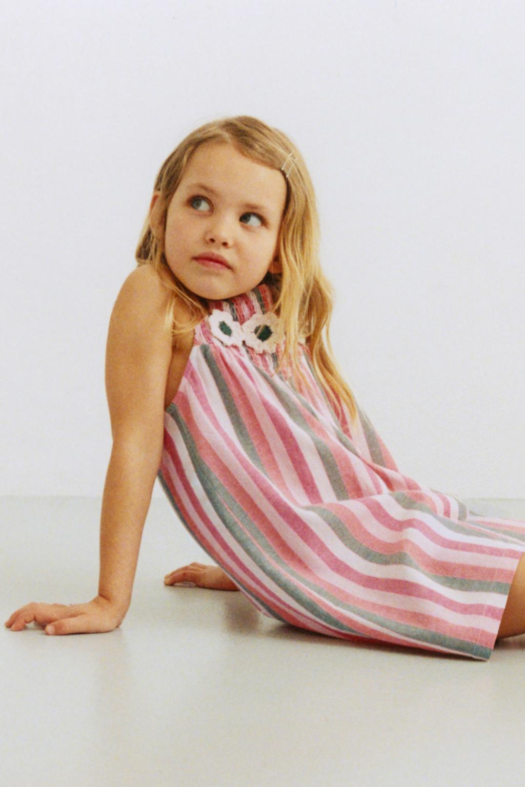 КОРОТКИЙ КОМБИНЕЗОН В ПОЛОСКУ С ЦВЕТОЧНЫМИ ДЕТАЛЯМИ КРОШЕ