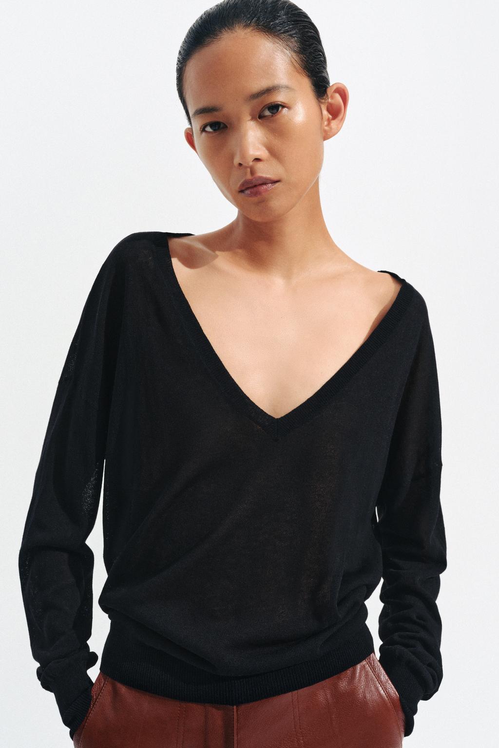 ДЖЕМПЕР ТОНКОЙ ВЯЗКИ С V-ОБРАЗНЫМ ВЫРЕЗОМ