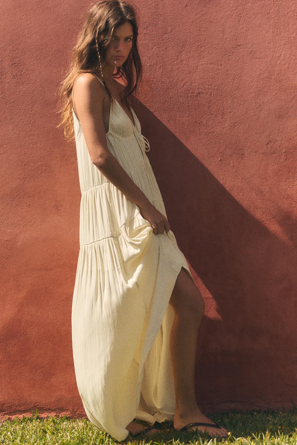 ДЛИННОЕ АТЛАСНОЕ ПЛАТЬЕ СО СБОРКАМИ