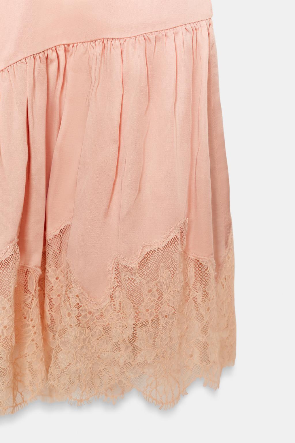 АТЛАСНОЕ ПЛАТЬЕ В БЕЛЬЕВОМ СТИЛЕ С КРУЖЕВОМ