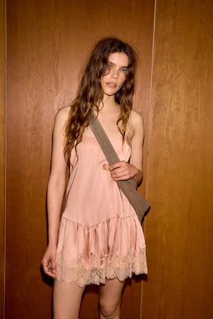 Атласное платье в бельевом стиле с кружевом- Заказать в России