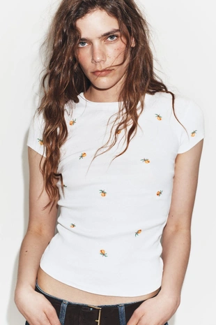 Футболка в рубчик с коротким рукавом и вышивкой- Заказать в России