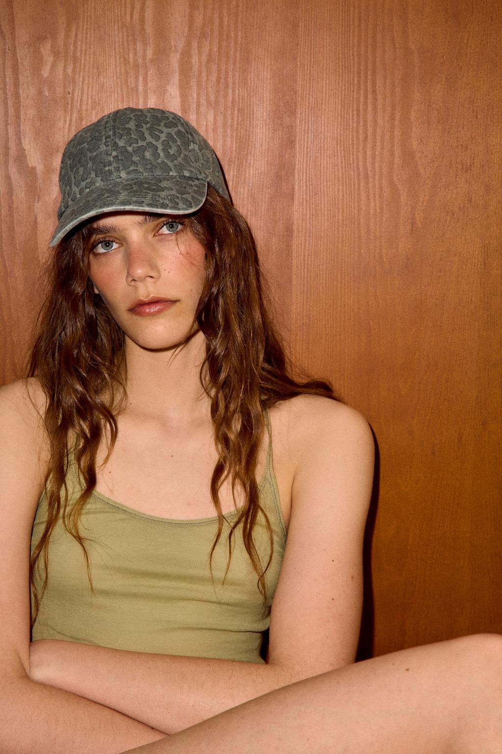 КЕПКА ИЗ САРЖИ С АНИМАЛИСТИЧЕСКИМ ПРИНТОМ