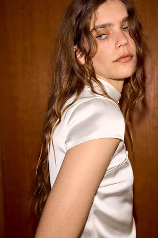 Атласный топ с боковыми пуговицами