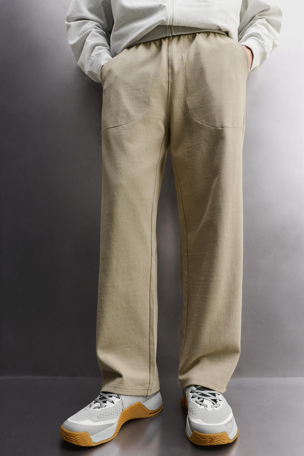 ДЖОГГЕРЫ СВОБОДНОГО КРОЯ ИЗ ПЛОТНОЙ ТКАНИ