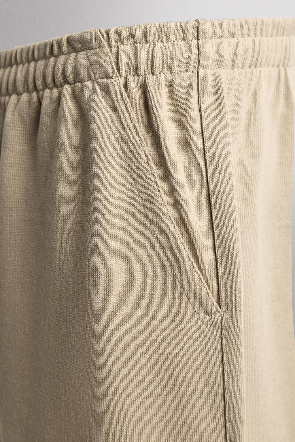 ДЖОГГЕРЫ СВОБОДНОГО КРОЯ ИЗ ПЛОТНОЙ ТКАНИ