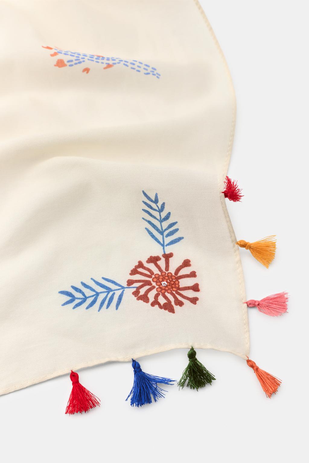 ПЛАТОК С ВЫШИВКОЙ В ВИДЕ РЫБ И ПОМПОНАМИ