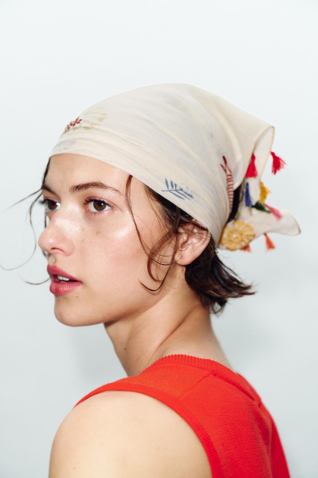 ПЛАТОК С ВЫШИВКОЙ В ВИДЕ РЫБ И ПОМПОНАМИ