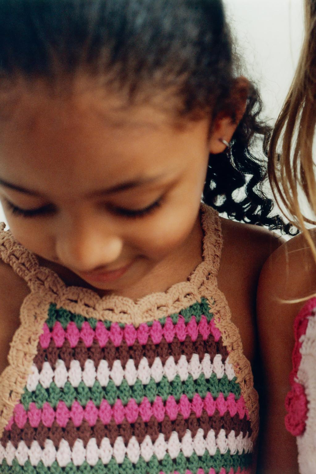 ВЯЗАНЫЙ ТОП КРОШЕ В ПОЛОСКУ