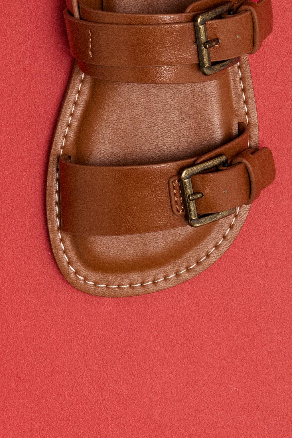 САНДАЛИИ С ПРЯЖКАМИ