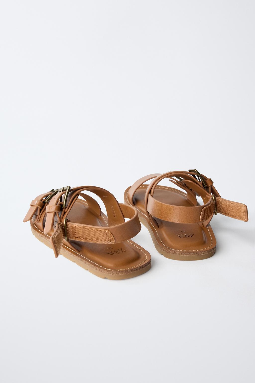 САНДАЛИИ С ПРЯЖКАМИ
