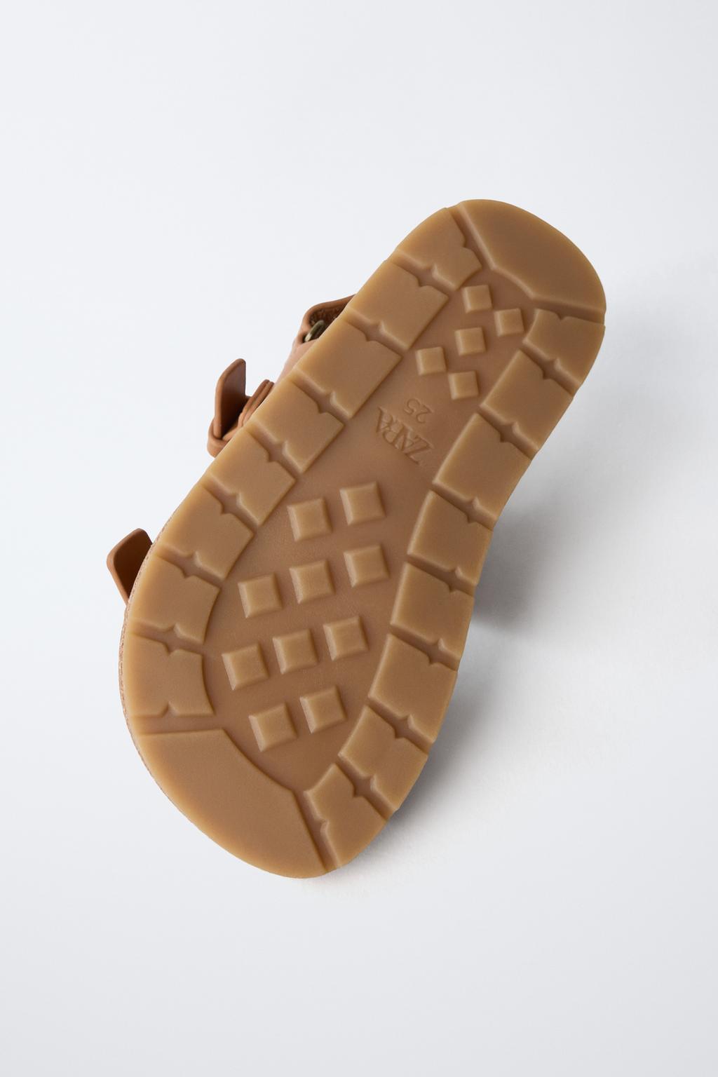 САНДАЛИИ С ПРЯЖКАМИ