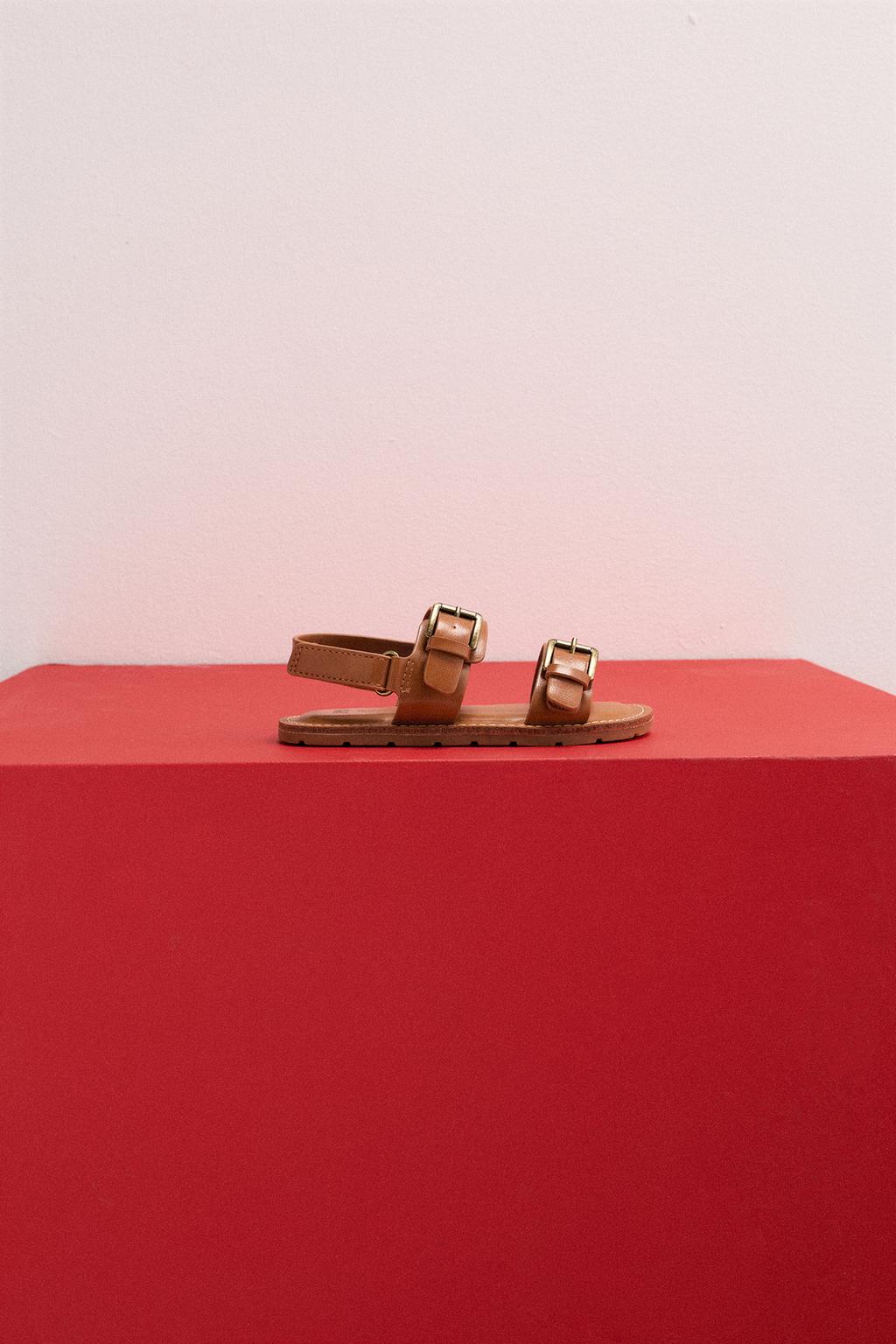 САНДАЛИИ С ПРЯЖКАМИ
