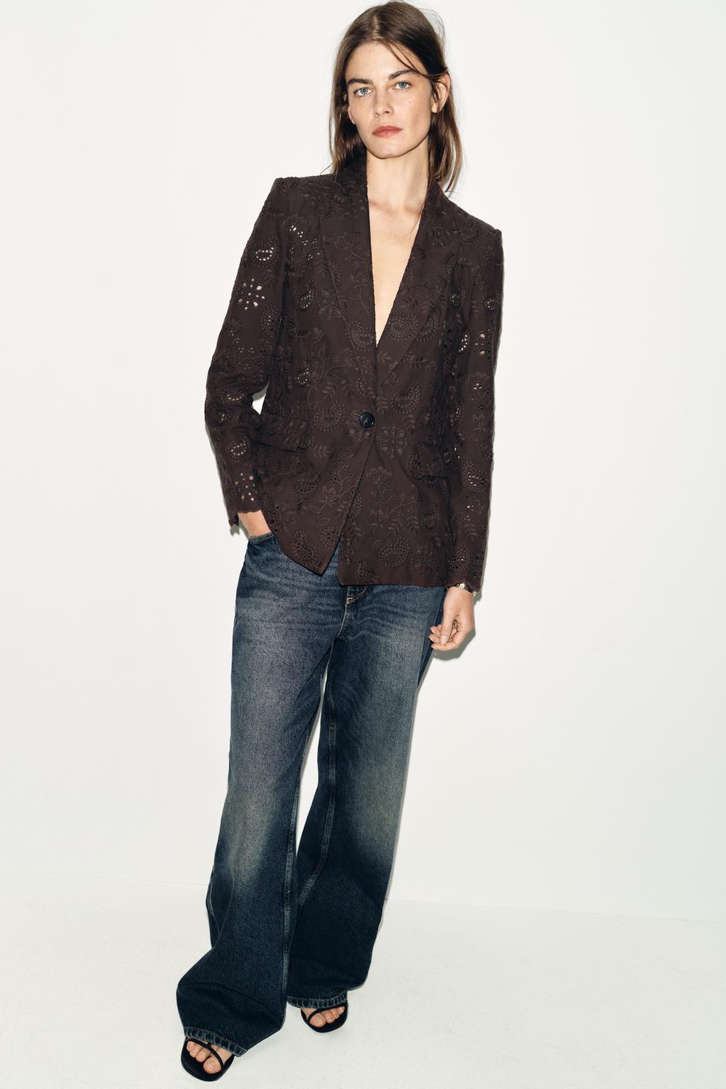 ПРЯМОЙ БЛЕЙЗЕР С ПОДПЛЕЧНИКАМИ И ВЫШИВКОЙ-ПЕРФОРАЦИЕЙ