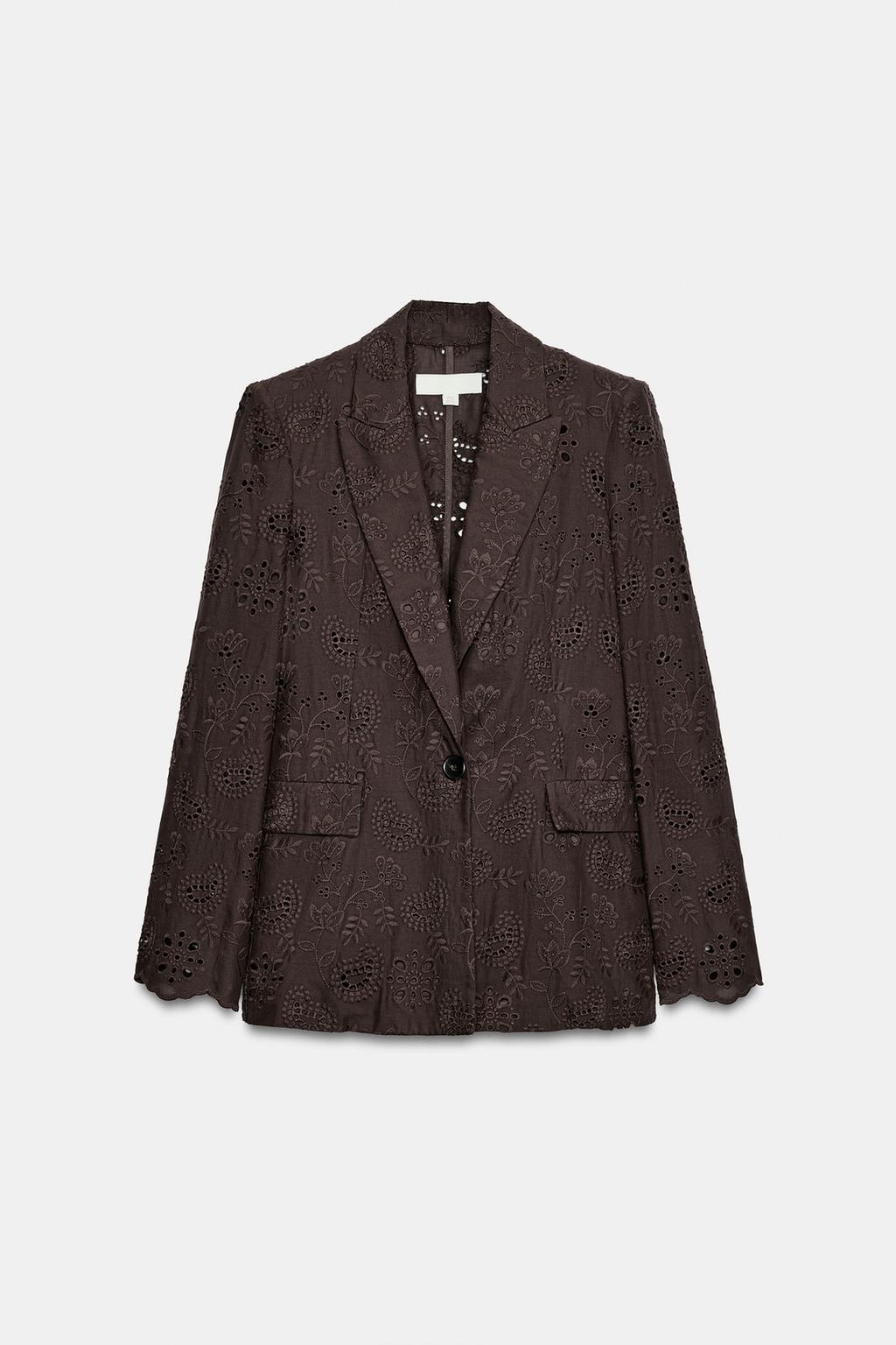 ПРЯМОЙ БЛЕЙЗЕР С ПОДПЛЕЧНИКАМИ И ВЫШИВКОЙ-ПЕРФОРАЦИЕЙ