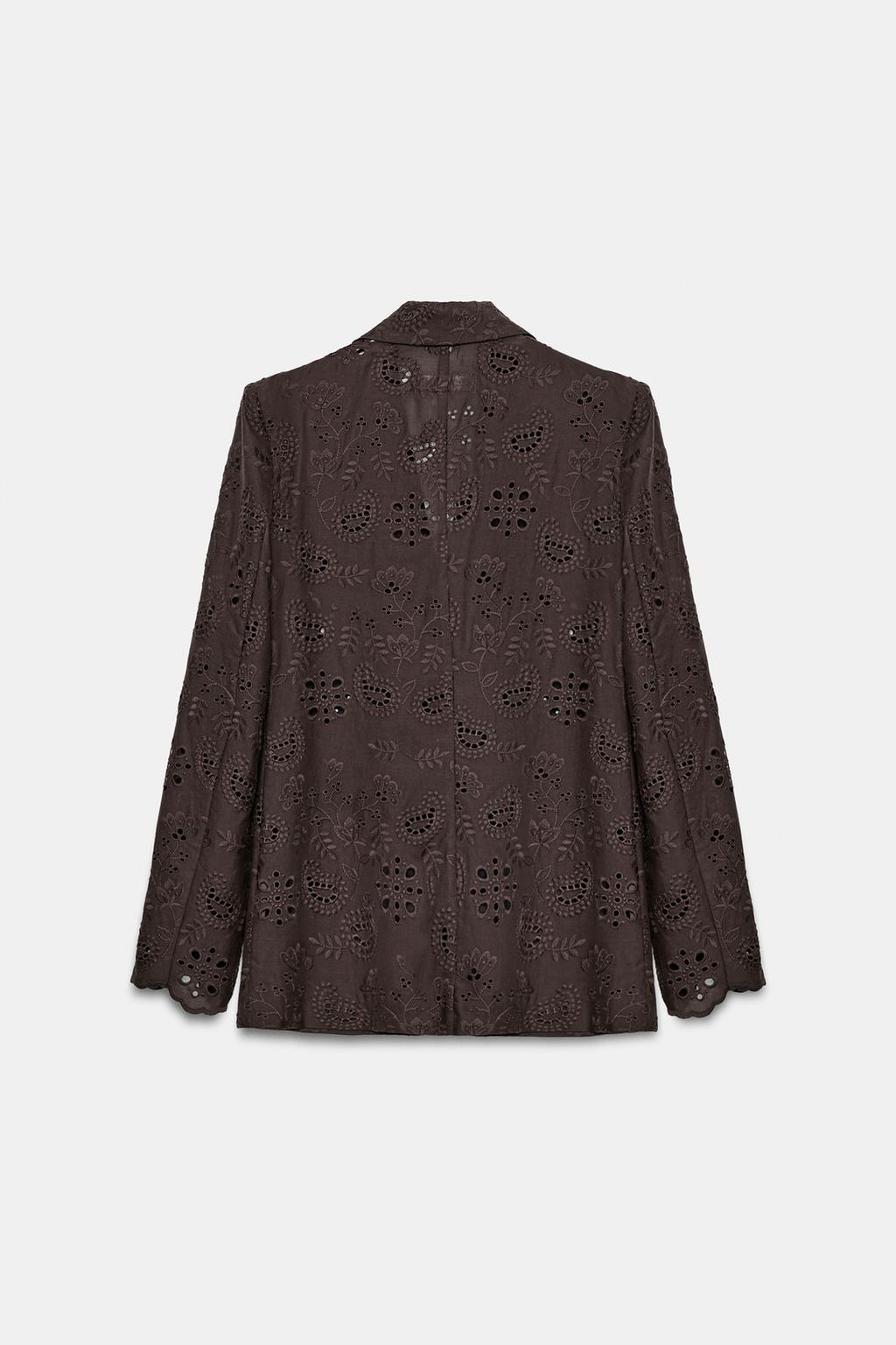 ПРЯМОЙ БЛЕЙЗЕР С ПОДПЛЕЧНИКАМИ И ВЫШИВКОЙ-ПЕРФОРАЦИЕЙ