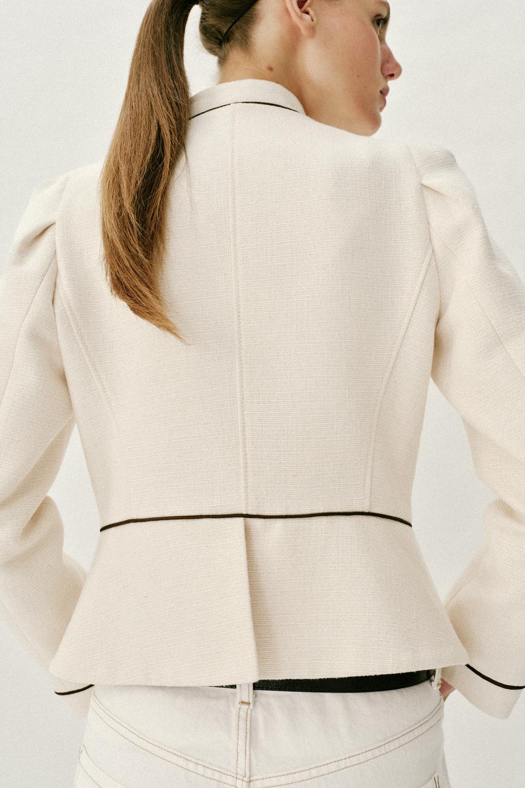 ПРИТАЛЕННЫЙ БЛЕЙЗЕР С КОНТРАСТНОЙ ОТДЕЛКОЙ