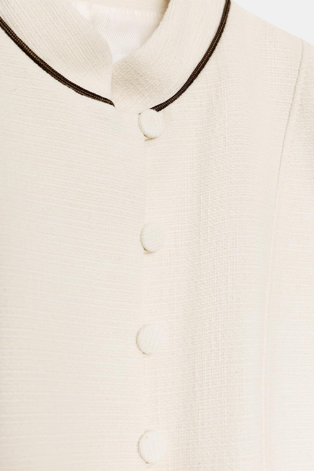 ПРИТАЛЕННЫЙ БЛЕЙЗЕР С КОНТРАСТНОЙ ОТДЕЛКОЙ