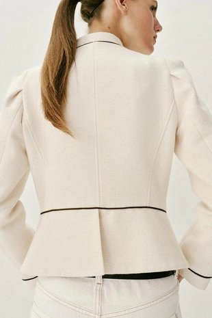 Приталенный блейзер с контрастной отделкой- Заказать в России