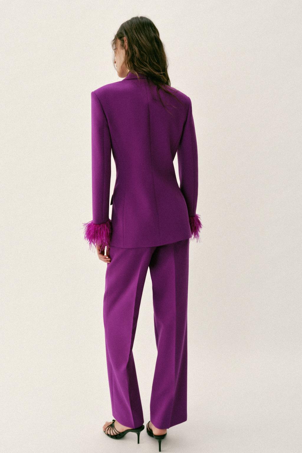 БЛЕЙЗЕР С ПЛЕЧАМИ И ПЕРЬЯМИ НА МАНЖЕТАХ