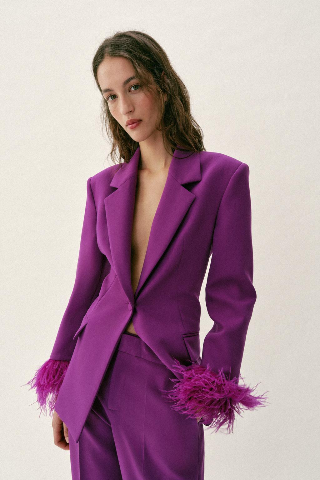 БЛЕЙЗЕР С ПЛЕЧАМИ И ПЕРЬЯМИ НА МАНЖЕТАХ