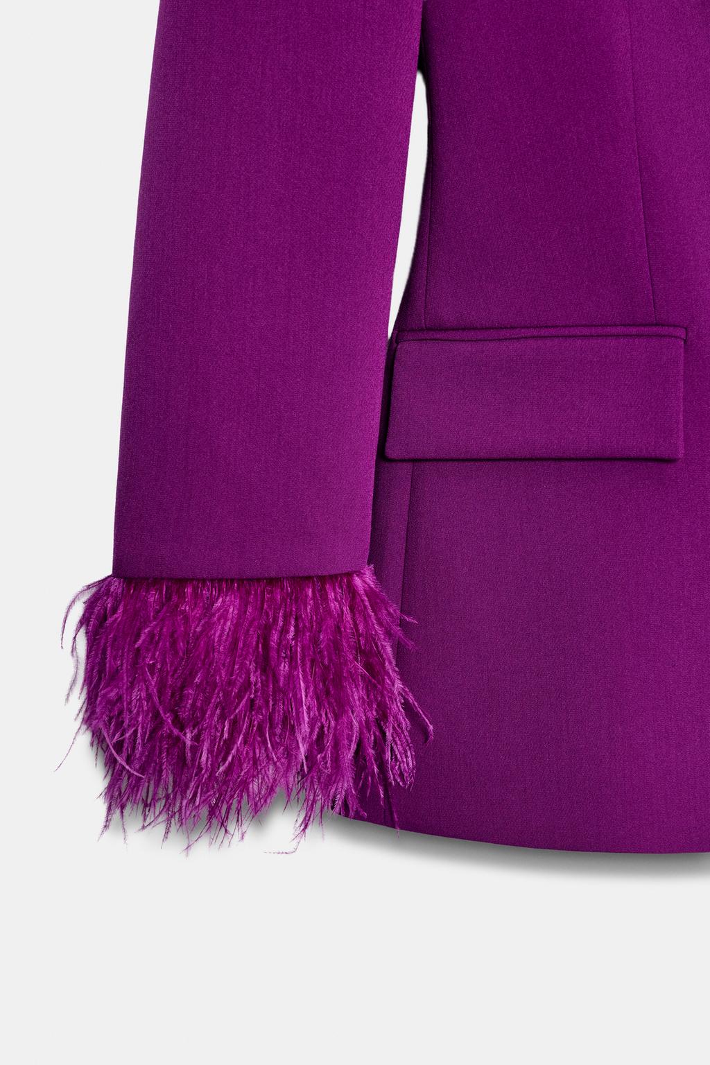 БЛЕЙЗЕР С ПЛЕЧАМИ И ПЕРЬЯМИ НА МАНЖЕТАХ